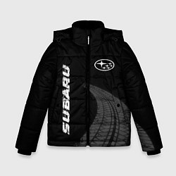 Зимняя куртка для мальчика Subaru speed на темном фоне со следами шин: надпис
