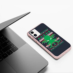 Чехол iPhone 11 матовый Новогодний свитер Ктулху, цвет: 3D-светло-розовый — фото 2