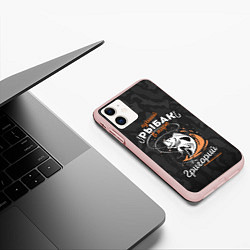 Чехол iPhone 11 матовый Камуфляж для рыбака Григория, цвет: 3D-светло-розовый — фото 2