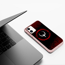 Чехол iPhone 11 матовый Символ Quake и краска вокруг на темном фоне, цвет: 3D-светло-розовый — фото 2