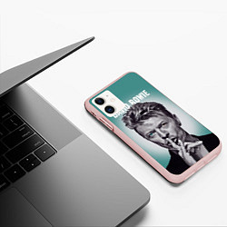 Чехол iPhone 11 матовый Дэвид Боуи: тишина, цвет: 3D-светло-розовый — фото 2