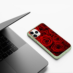 Чехол iPhone 11 Pro матовый Красные розы, цвет: 3D-салатовый — фото 2