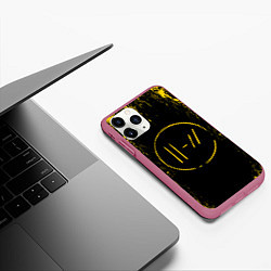 Чехол iPhone 11 Pro матовый 21 Pilots: Yellow & Black, цвет: 3D-малиновый — фото 2