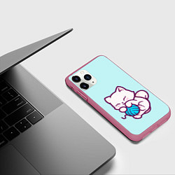 Чехол iPhone 11 Pro матовый Белый котенок с клубком милый, цвет: 3D-малиновый — фото 2