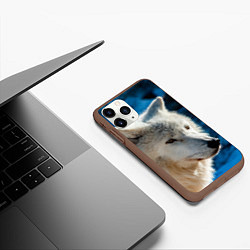 Чехол iPhone 11 Pro матовый Волк на черном фоне, цвет: 3D-коричневый — фото 2