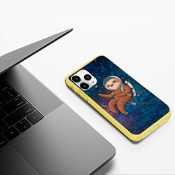 Чехол iPhone 11 Pro матовый Милый ленивец в космосе, цвет: 3D-желтый — фото 2
