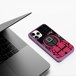 Чехол iPhone 11 Pro матовый SQUID GAME: ФИГУРКИ СТРАЖЕЙ, цвет: 3D-фиолетовый — фото 2
