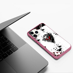 Чехол iPhone 11 Pro матовый Берсерк черная маска, цвет: 3D-малиновый — фото 2