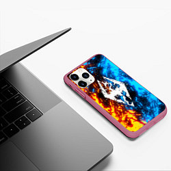 Чехол iPhone 11 Pro матовый TES SKYRIM BATTLE FIRE БИТВА ОГНЕЙ, цвет: 3D-малиновый — фото 2