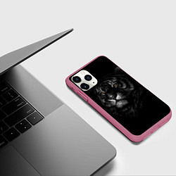 Чехол iPhone 11 Pro матовый Голова хищного тигра, цвет: 3D-малиновый — фото 2