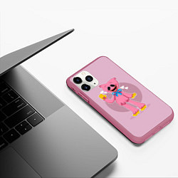 Чехол iPhone 11 Pro матовый KISSY MISSY POPPY PLAYTIME ПОППИ ПЛЕЙТАЙМ КИССИ МИ, цвет: 3D-малиновый — фото 2