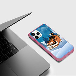 Чехол iPhone 11 Pro матовый Тигренок подтягивается, цвет: 3D-малиновый — фото 2