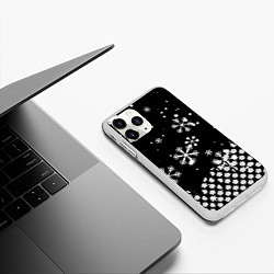 Чехол iPhone 11 Pro матовый Чёрный клевер снежинки, цвет: 3D-белый — фото 2