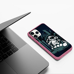 Чехол iPhone 11 Pro матовый Страшная обезьяна -путешественник, цвет: 3D-малиновый — фото 2