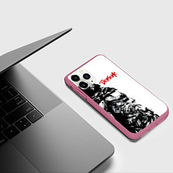 Чехол iPhone 11 Pro матовый Берсерк Гатс Смотрит На Небо, цвет: 3D-малиновый — фото 2