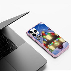 Чехол iPhone 11 Pro матовый Праздничный новогодний дом с гирляндами, цвет: 3D-розовый — фото 2