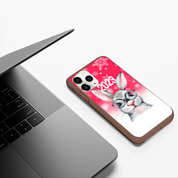 Чехол iPhone 11 Pro матовый 2023 год - кролик в очках, цвет: 3D-коричневый — фото 2