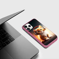 Чехол iPhone 11 Pro матовый Милый рыжий котёнок в наушниках, цвет: 3D-малиновый — фото 2