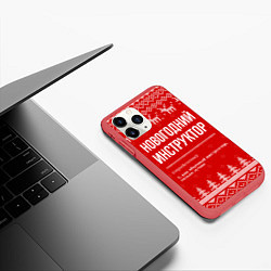 Чехол iPhone 11 Pro матовый Новогодний инструктор: свитер с оленями, цвет: 3D-красный — фото 2