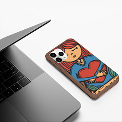 Чехол iPhone 11 Pro матовый Девочка с большим любящим сердцем, цвет: 3D-коричневый — фото 2