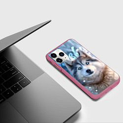 Чехол iPhone 11 Pro матовый Хаски с голубыми глазами в зимнем лесу, цвет: 3D-малиновый — фото 2