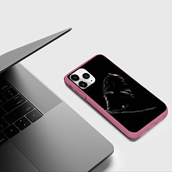 Чехол iPhone 11 Pro матовый Хищник на черном фоне, цвет: 3D-малиновый — фото 2
