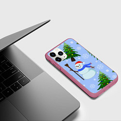 Чехол iPhone 11 Pro матовый Снеговики с новогодними елками паттерн, цвет: 3D-малиновый — фото 2