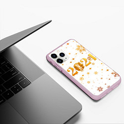 Чехол iPhone 11 Pro матовый Новый 2024 год - золотой, цвет: 3D-розовый — фото 2