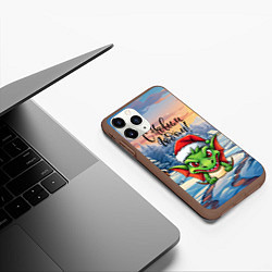 Чехол iPhone 11 Pro матовый Милый зеленый дракончик 2024, цвет: 3D-коричневый — фото 2