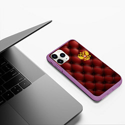 Чехол iPhone 11 Pro матовый Золотой герб России на красном кожаном фоне, цвет: 3D-фиолетовый — фото 2