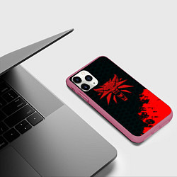 Чехол iPhone 11 Pro матовый Ведьмак краски соты, цвет: 3D-малиновый — фото 2