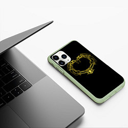 Чехол iPhone 11 Pro матовый Сердце желтыми энергетическими линиями на черном, цвет: 3D-салатовый — фото 2