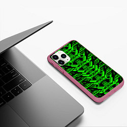 Чехол iPhone 11 Pro матовый Зелёная техно-броня на чёрном фоне, цвет: 3D-малиновый — фото 2