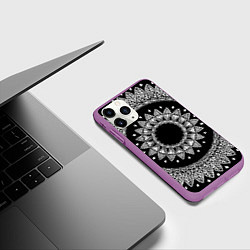 Чехол iPhone 11 Pro матовый Мандала черно-белая с лепестками, цвет: 3D-фиолетовый — фото 2