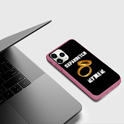 Чехол iPhone 11 Pro матовый Охраняется мужем - жена, цвет: 3D-малиновый — фото 2
