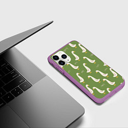 Чехол iPhone 11 Pro матовый Утки на зеленой травке - паттерн, цвет: 3D-фиолетовый — фото 2
