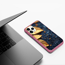 Чехол iPhone 11 Pro матовый Золотые листья на темном фоне, цвет: 3D-малиновый — фото 2