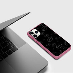 Чехол iPhone 11 Pro матовый Паттерн серый контур губ на чёрном - lips black, цвет: 3D-малиновый — фото 2