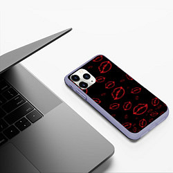 Чехол iPhone 11 Pro матовый Паттерн красные губы на черном - lips red, цвет: 3D-светло-сиреневый — фото 2