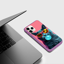 Чехол iPhone 11 Pro матовый Кот надувает жвачку, цвет: 3D-фиолетовый — фото 2