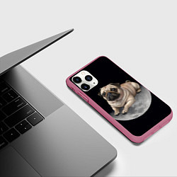 Чехол iPhone 11 Pro матовый Мопс и луна, цвет: 3D-малиновый — фото 2