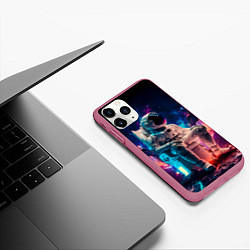 Чехол iPhone 11 Pro матовый Космонавт на чиле в сверкающем космосе, цвет: 3D-малиновый — фото 2