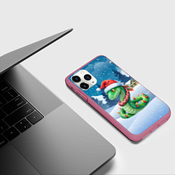 Чехол iPhone 11 Pro матовый Новогодняя змейка в гирлянде, цвет: 3D-малиновый — фото 2
