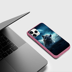 Чехол iPhone 11 Pro матовый Волк ночью под луной, цвет: 3D-малиновый — фото 2