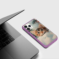 Чехол iPhone 11 Pro матовый Маленький котенок на снегу с новогодними шариками, цвет: 3D-фиолетовый — фото 2