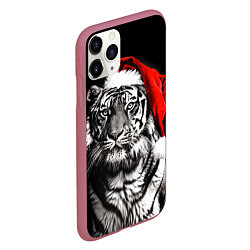 Чехол iPhone 11 Pro матовый Тигр в красном колпаке Деда Мороза, цвет: 3D-малиновый — фото 2