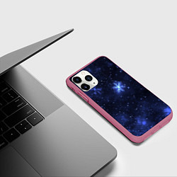 Чехол iPhone 11 Pro матовый Синие снежинки на темном фоне, цвет: 3D-малиновый — фото 2