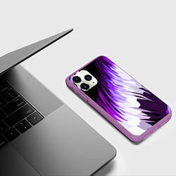 Чехол iPhone 11 Pro матовый Бело-фиолетовые острые полосы на чёрном фоне, цвет: 3D-фиолетовый — фото 2