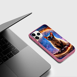 Чехол iPhone 11 Pro матовый Сиамская кошка в космосе, цвет: 3D-малиновый — фото 2