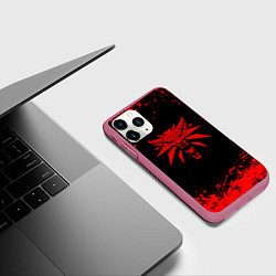 Чехол iPhone 11 Pro матовый Ведьмак красные краски, цвет: 3D-малиновый — фото 2
